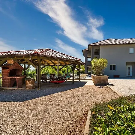 Petra Villa Risika