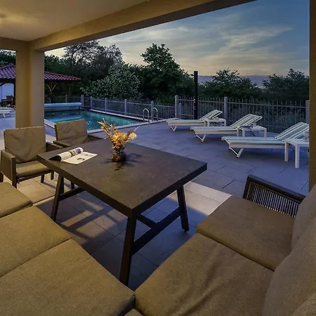 Petra Villa Risika